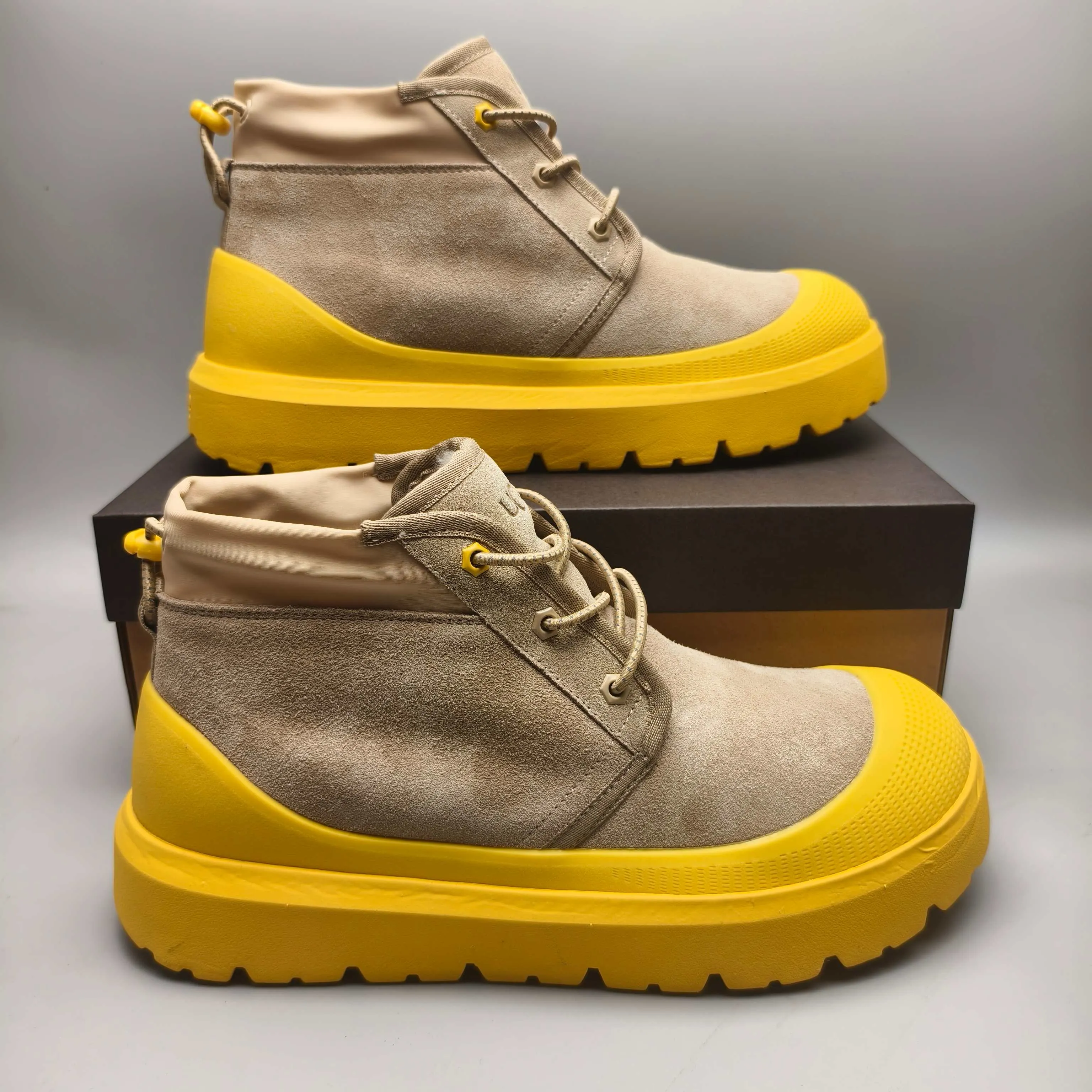 Couple model 👫 💰560 UGG sheepskin all-in-one snow boots 3991 Tasman Weather Hybrid snow boots 👢 Wang Yibo's same 👏 classic Tasman shoe model is added with a large orange sole, functional color contrast design, environmentally friendly waterproof and snowproof material, which is both fashionable and functional. At the same time, it is paired with the new UGG Keen furry color-blocking jacket. Bright orange and maroon collide to create a new light outdoor style and open up a new travel experience in early autumn! Using the best materials, the 17mm fur integrated surface is warmer and breathable, and the outsole is upgraded to a lightweight and wear-resistant light wing technology outsole!  Color: Black White Red Blue Light Gray Dark Gray Military Green Yellow Size: 35-45